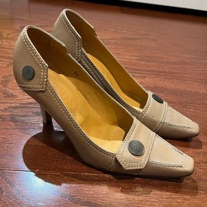 Tod’s nude 3inch heels